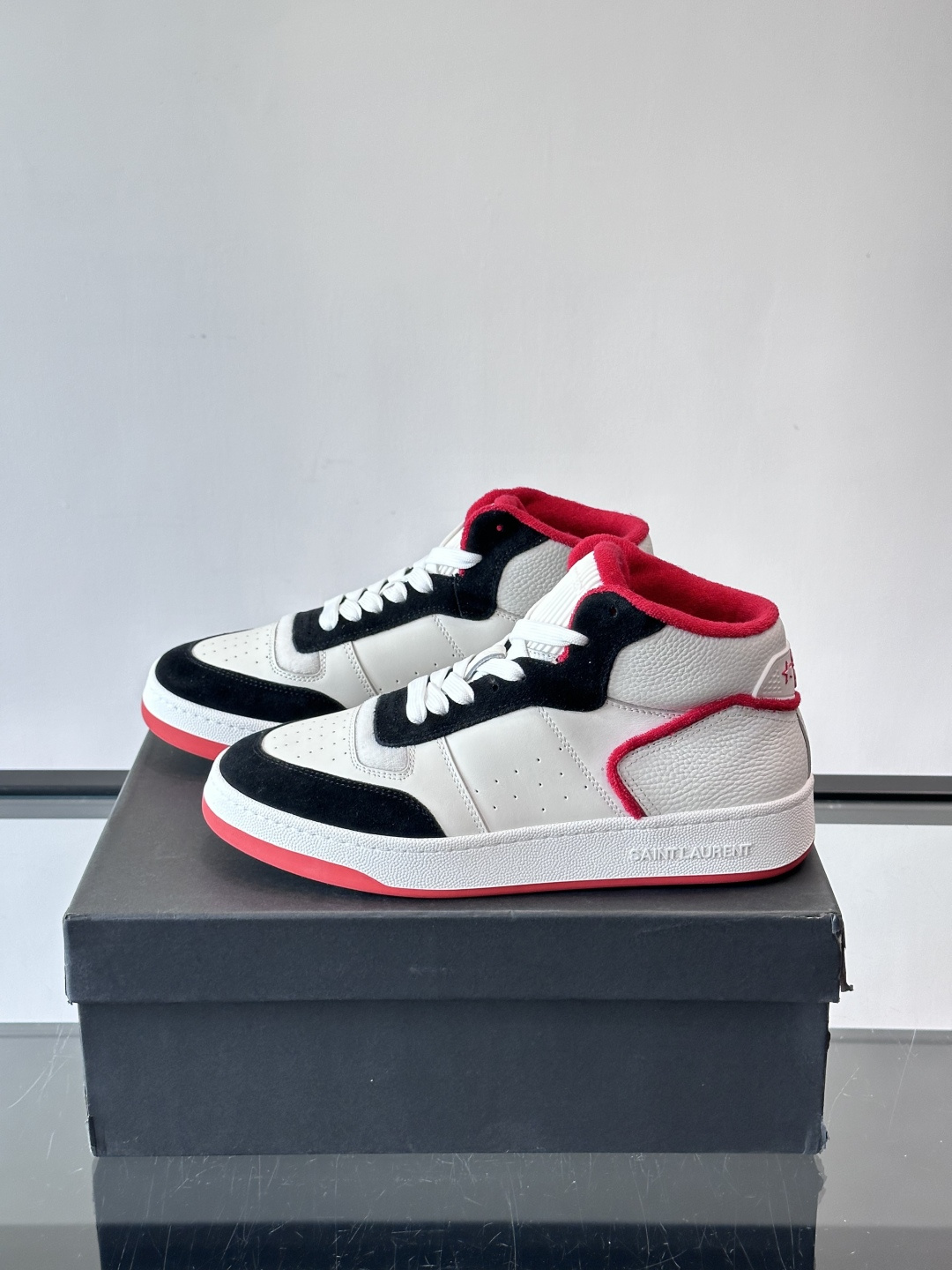 SAINT LAURENT圣罗兰 SL80系列男士皮革高帮板鞋出货🚚，采用光滑小牛皮和植绒反绒牛皮革拼接