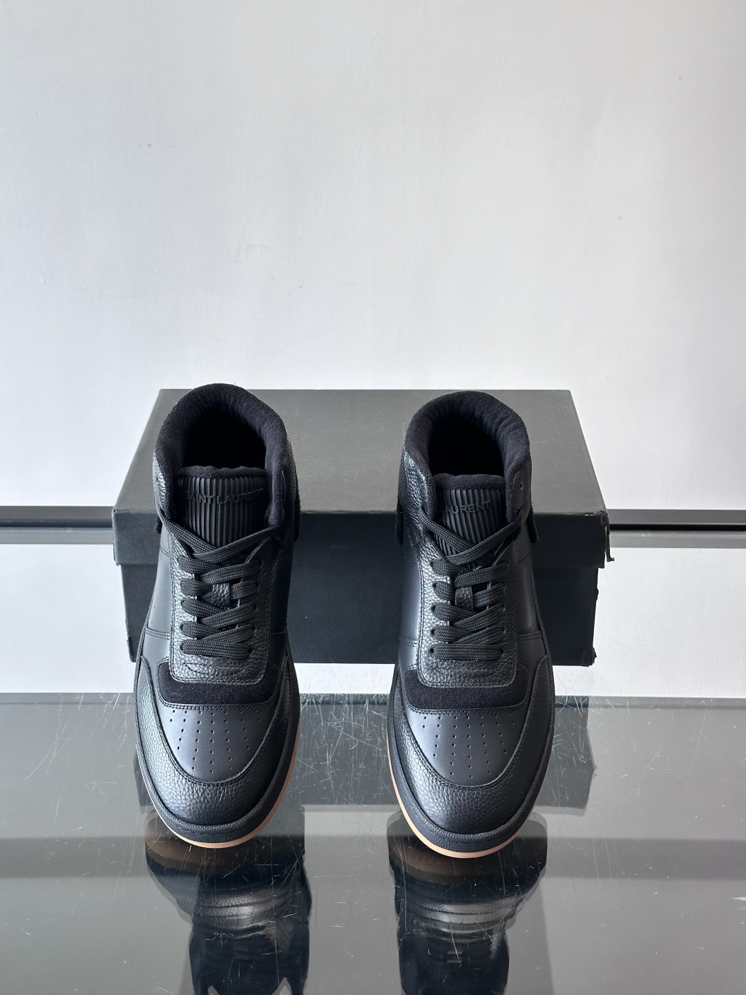 SAINT LAURENT圣罗兰 SL80系列男士皮革高帮板鞋出货🚚，采用光滑小牛皮和植绒反绒牛皮革拼接