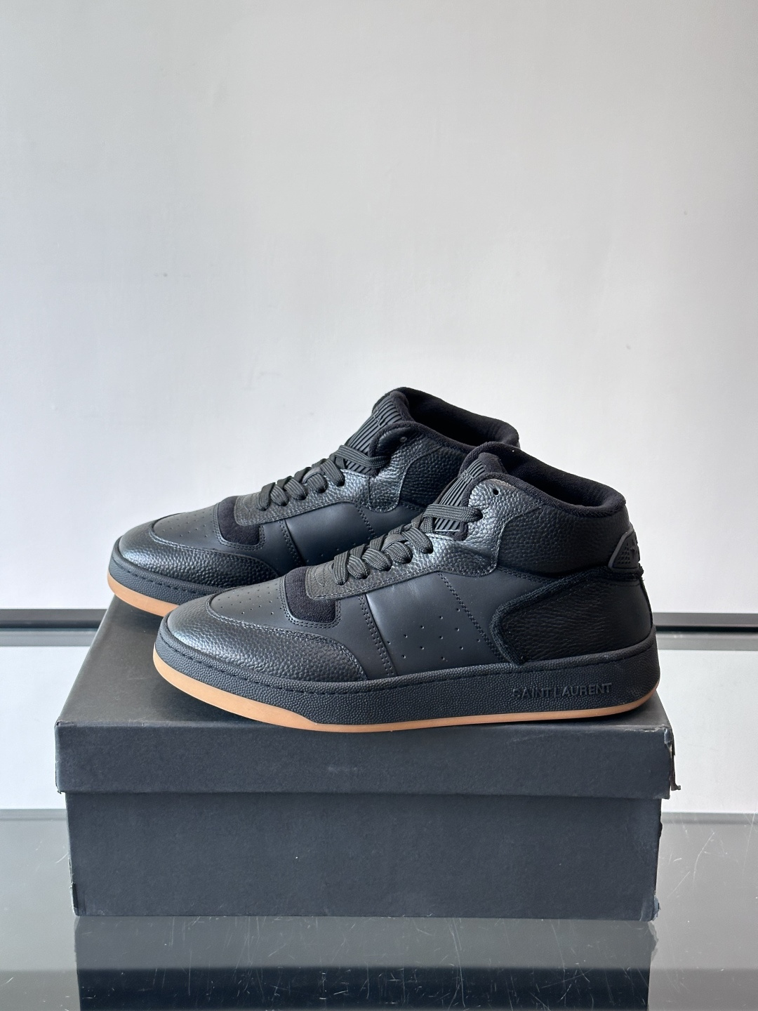 SAINT LAURENT圣罗兰 SL80系列男士皮革高帮板鞋出货🚚，采用光滑小牛皮和植绒反绒牛皮革拼接