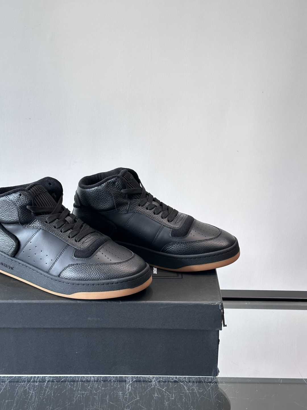 SAINT LAURENT圣罗兰 SL80系列男士皮革高帮板鞋出货🚚，采用光滑小牛皮和植绒反绒牛皮革拼接