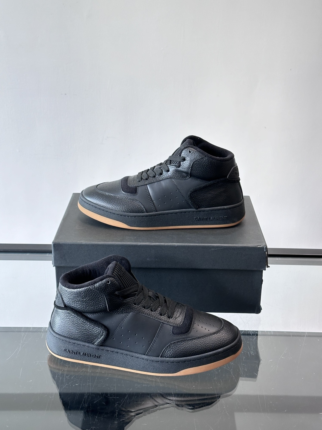 SAINT LAURENT圣罗兰 SL80系列男士皮革高帮板鞋出货🚚，采用光滑小牛皮和植绒反绒牛皮革拼接