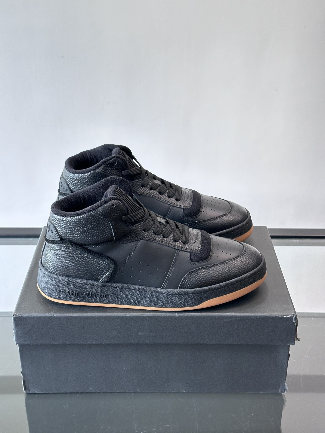 SAINT LAURENT圣罗兰 SL80系列男士皮革高帮板鞋出货🚚，采用光滑小牛皮和植绒反绒牛皮革拼接