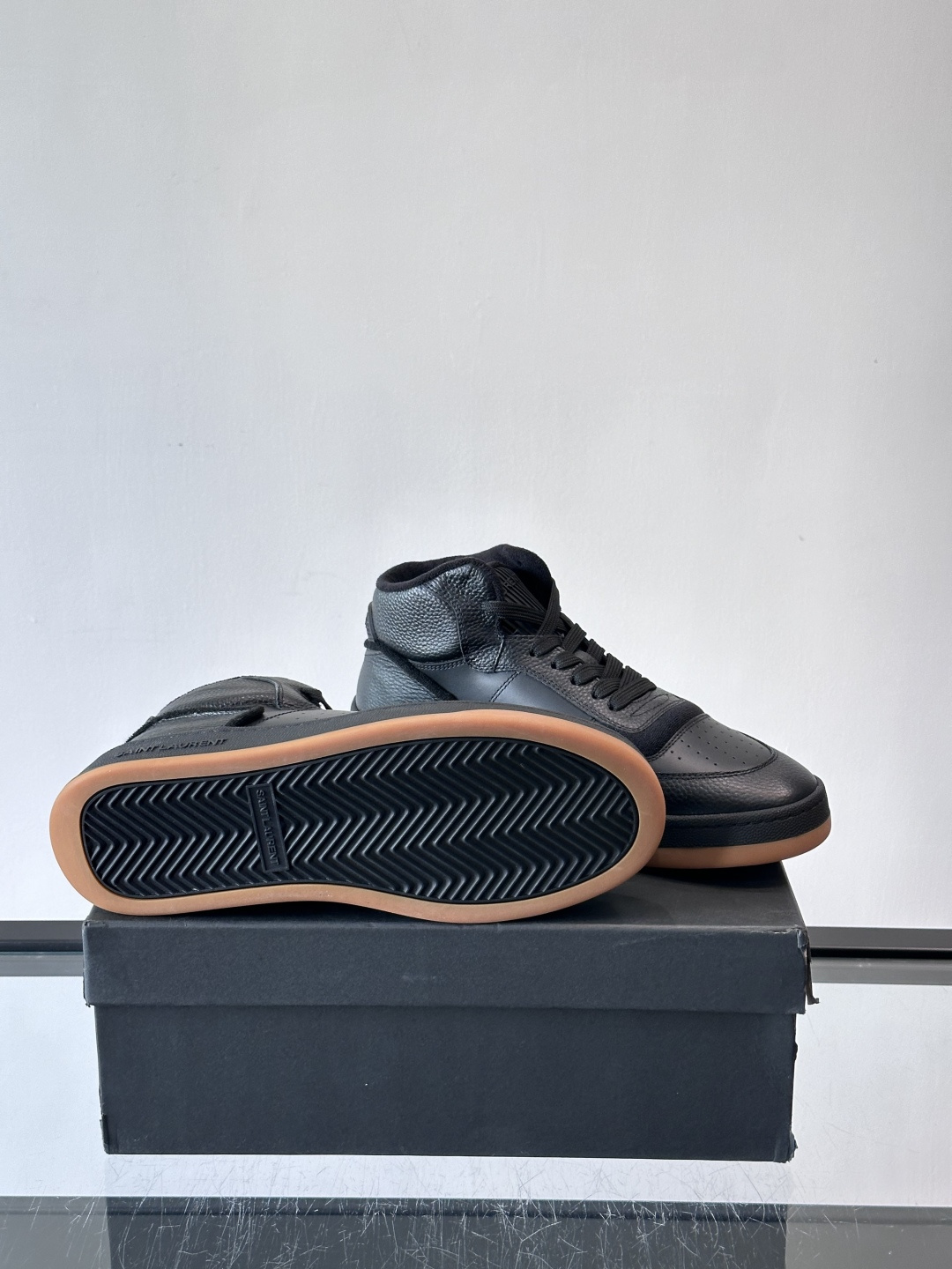 SAINT LAURENT圣罗兰 SL80系列男士皮革高帮板鞋出货🚚，采用光滑小牛皮和植绒反绒牛皮革拼接