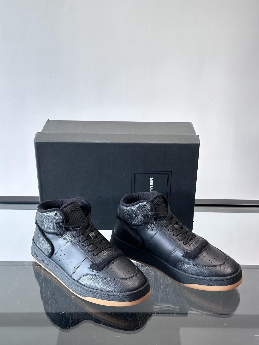 SAINT LAURENT圣罗兰 SL80系列男士皮革高帮板鞋出货🚚，采用光滑小牛皮和植绒反绒牛皮革拼接