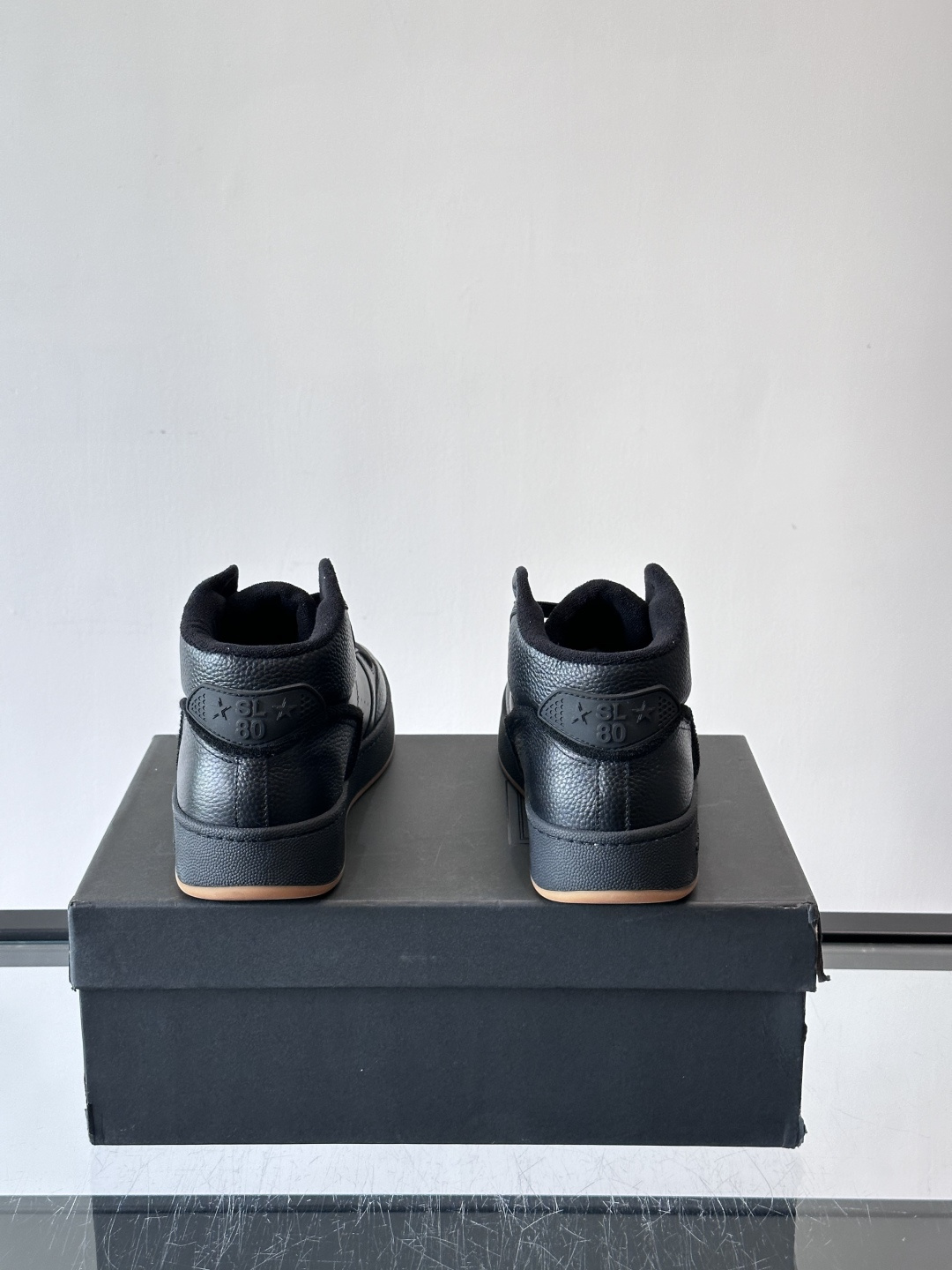 SAINT LAURENT圣罗兰 SL80系列男士皮革高帮板鞋出货🚚，采用光滑小牛皮和植绒反绒牛皮革拼接