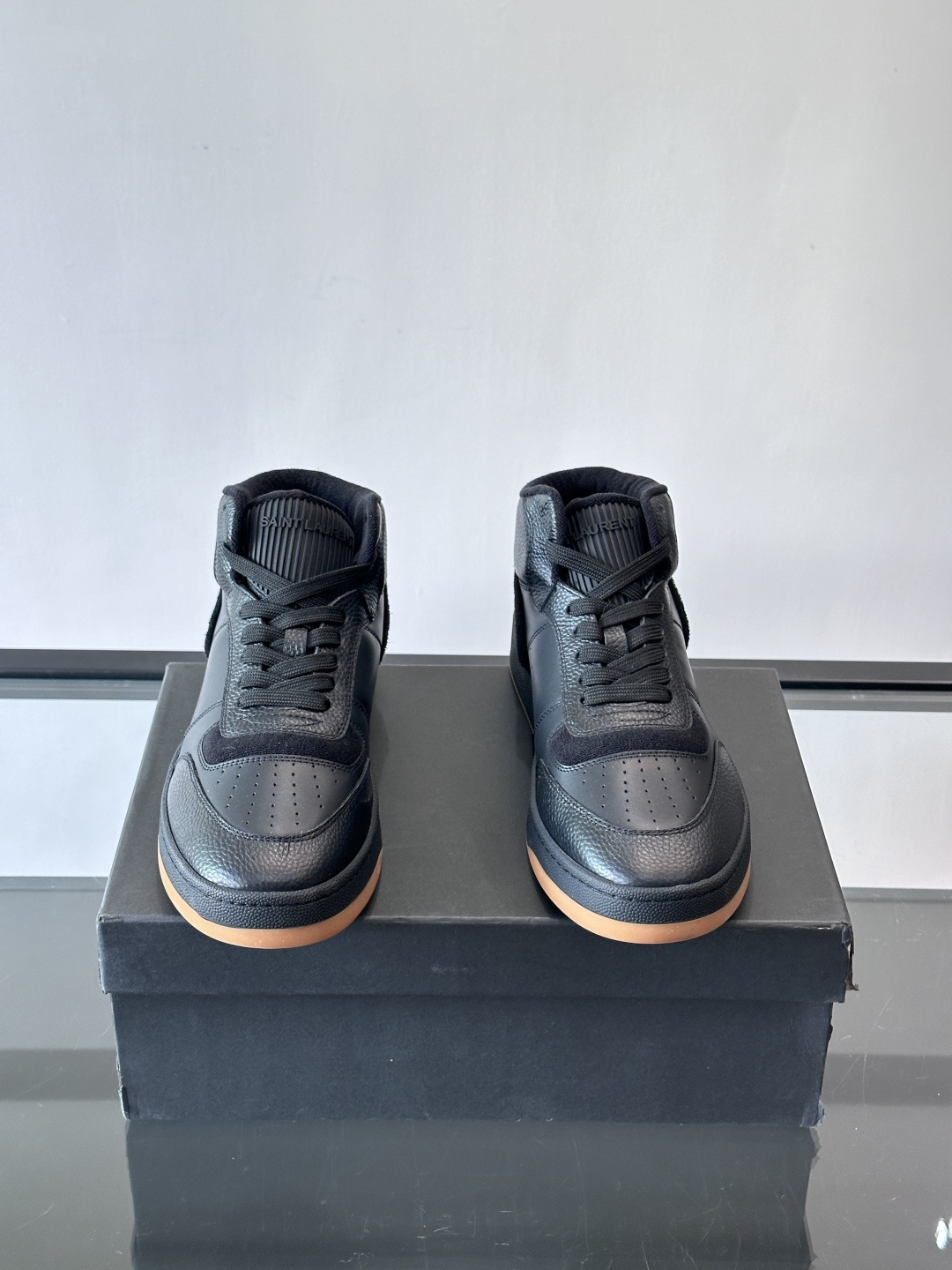 SAINT LAURENT圣罗兰 SL80系列男士皮革高帮板鞋出货🚚，采用光滑小牛皮和植绒反绒牛皮革拼接