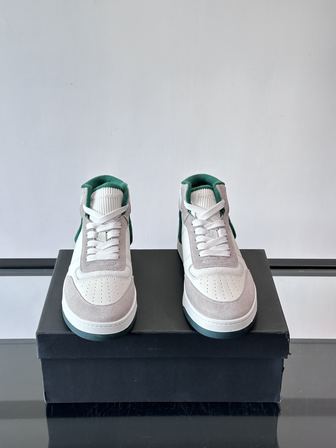 SAINT LAURENT圣罗兰 SL80系列男士皮革高帮板鞋出货🚚，采用光滑小牛皮和植绒反绒牛皮革拼接