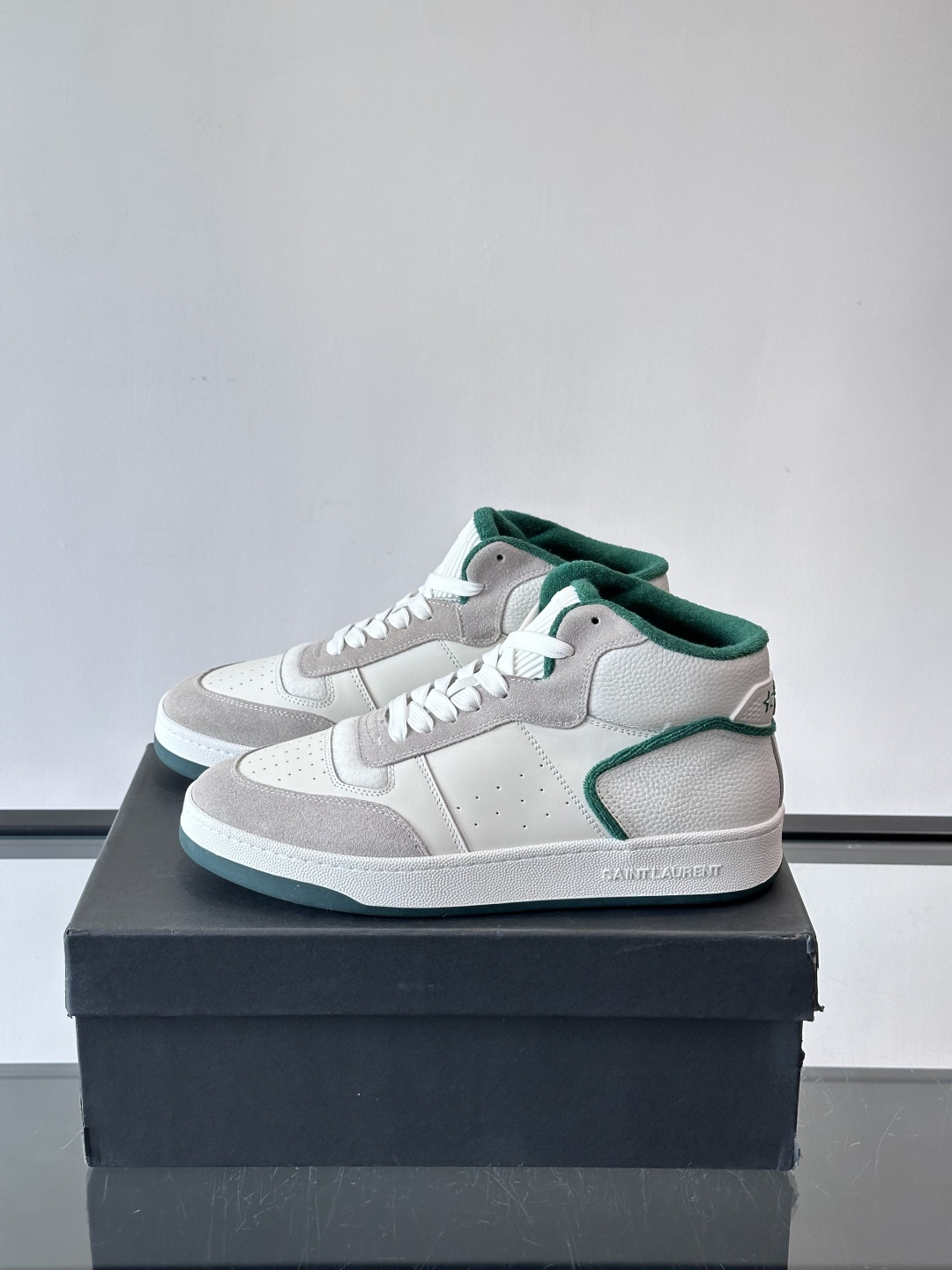 SAINT LAURENT圣罗兰 SL80系列男士皮革高帮板鞋出货🚚，采用光滑小牛皮和植绒反绒牛皮革拼接