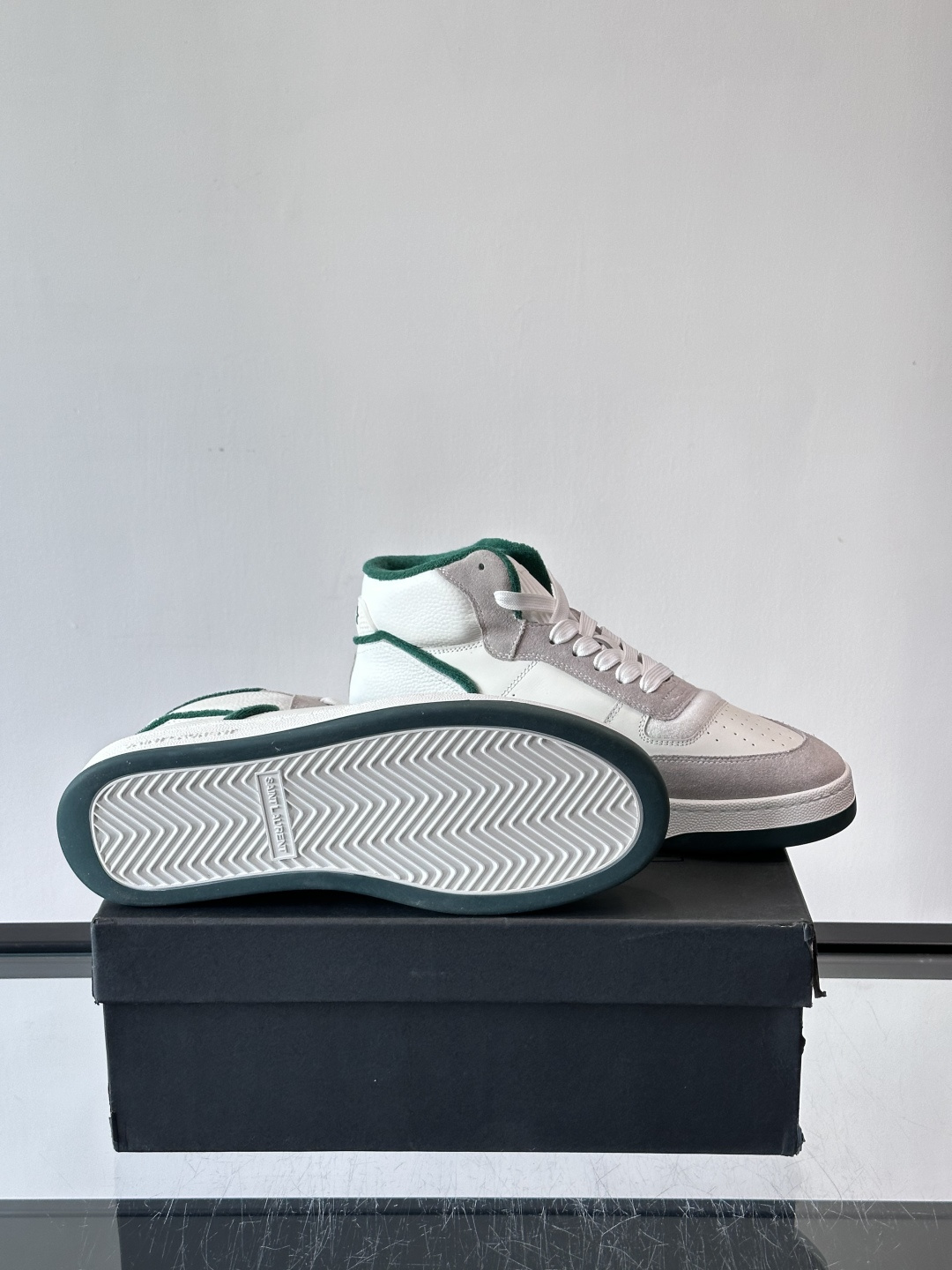 SAINT LAURENT圣罗兰 SL80系列男士皮革高帮板鞋出货🚚，采用光滑小牛皮和植绒反绒牛皮革拼接