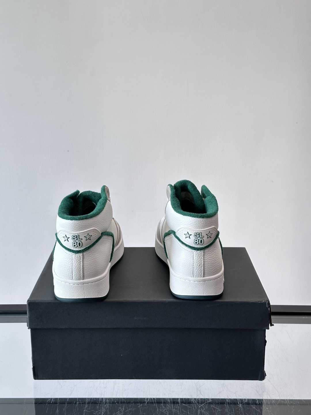 SAINT LAURENT圣罗兰 SL80系列男士皮革高帮板鞋出货🚚，采用光滑小牛皮和植绒反绒牛皮革拼接