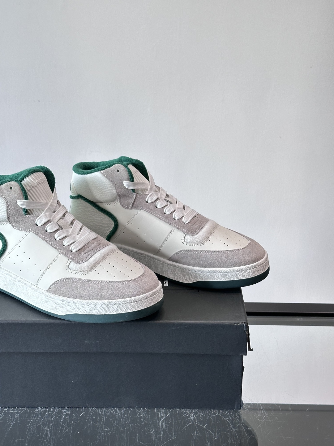 SAINT LAURENT圣罗兰 SL80系列男士皮革高帮板鞋出货🚚，采用光滑小牛皮和植绒反绒牛皮革拼接