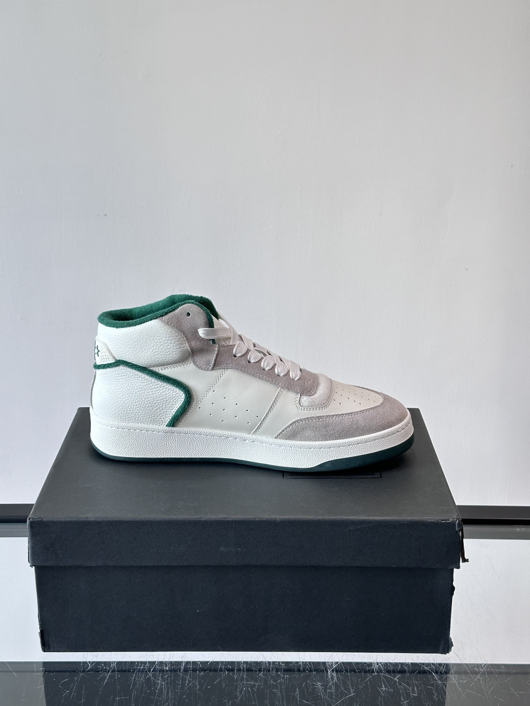 SAINT LAURENT圣罗兰 SL80系列男士皮革高帮板鞋出货🚚，采用光滑小牛皮和植绒反绒牛皮革拼接