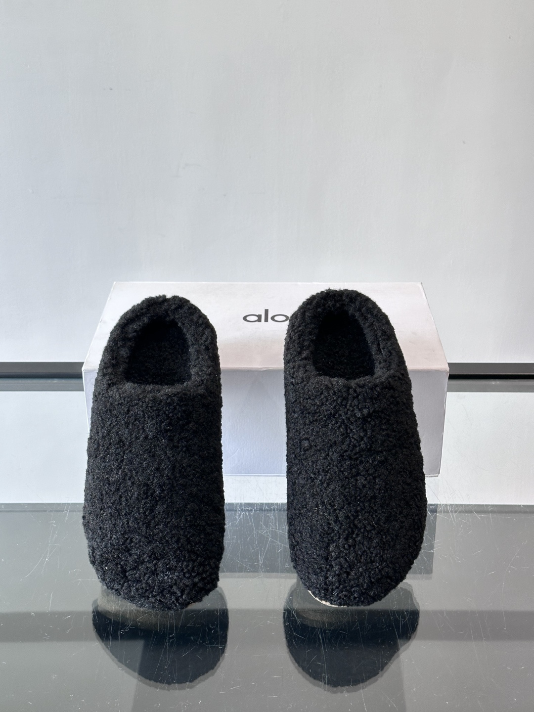 Alo Yoga情侣款👫羊羔毛拖鞋，柔软亲肤，保暖力满分，秋冬穿超舒服！包头设计防磨脚，厚底软弹，走路静