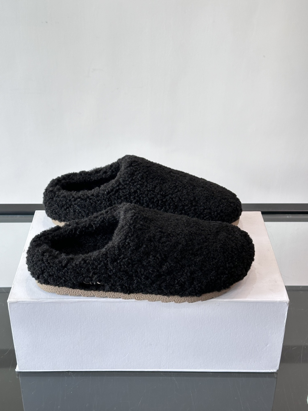 Alo Yoga情侣款👫羊羔毛拖鞋，柔软亲肤，保暖力满分，秋冬穿超舒服！包头设计防磨脚，厚底软弹，走路静