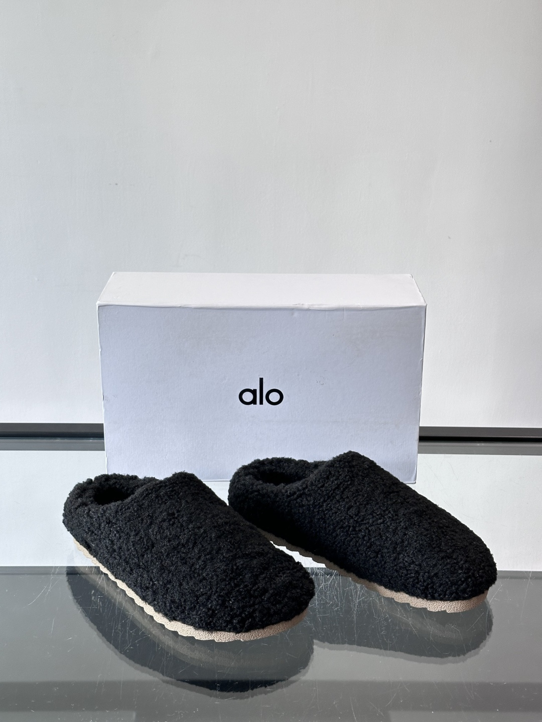 Alo Yoga情侣款👫羊羔毛拖鞋，柔软亲肤，保暖力满分，秋冬穿超舒服！包头设计防磨脚，厚底软弹，走路静