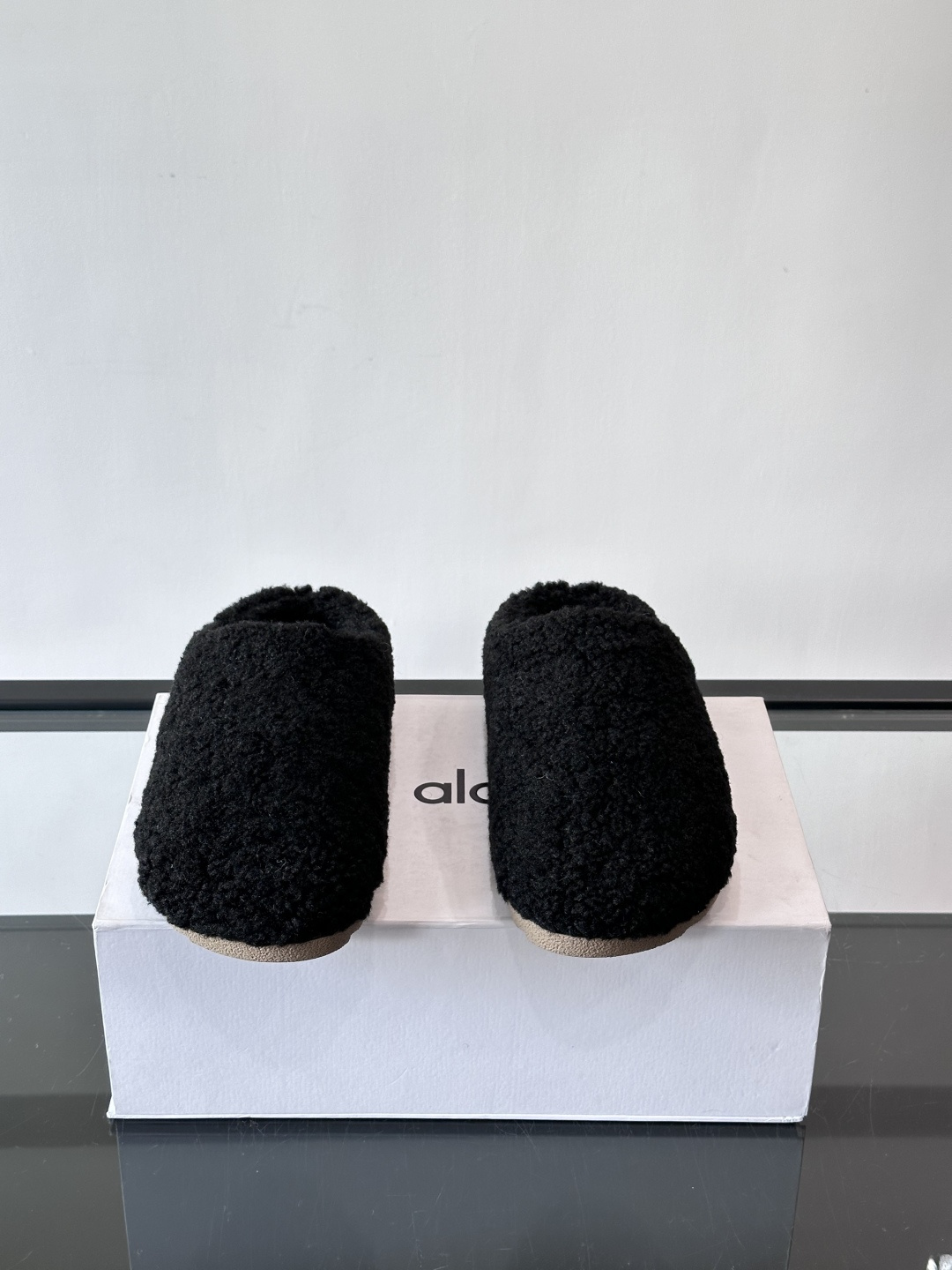 Alo Yoga情侣款👫羊羔毛拖鞋，柔软亲肤，保暖力满分，秋冬穿超舒服！包头设计防磨脚，厚底软弹，走路静