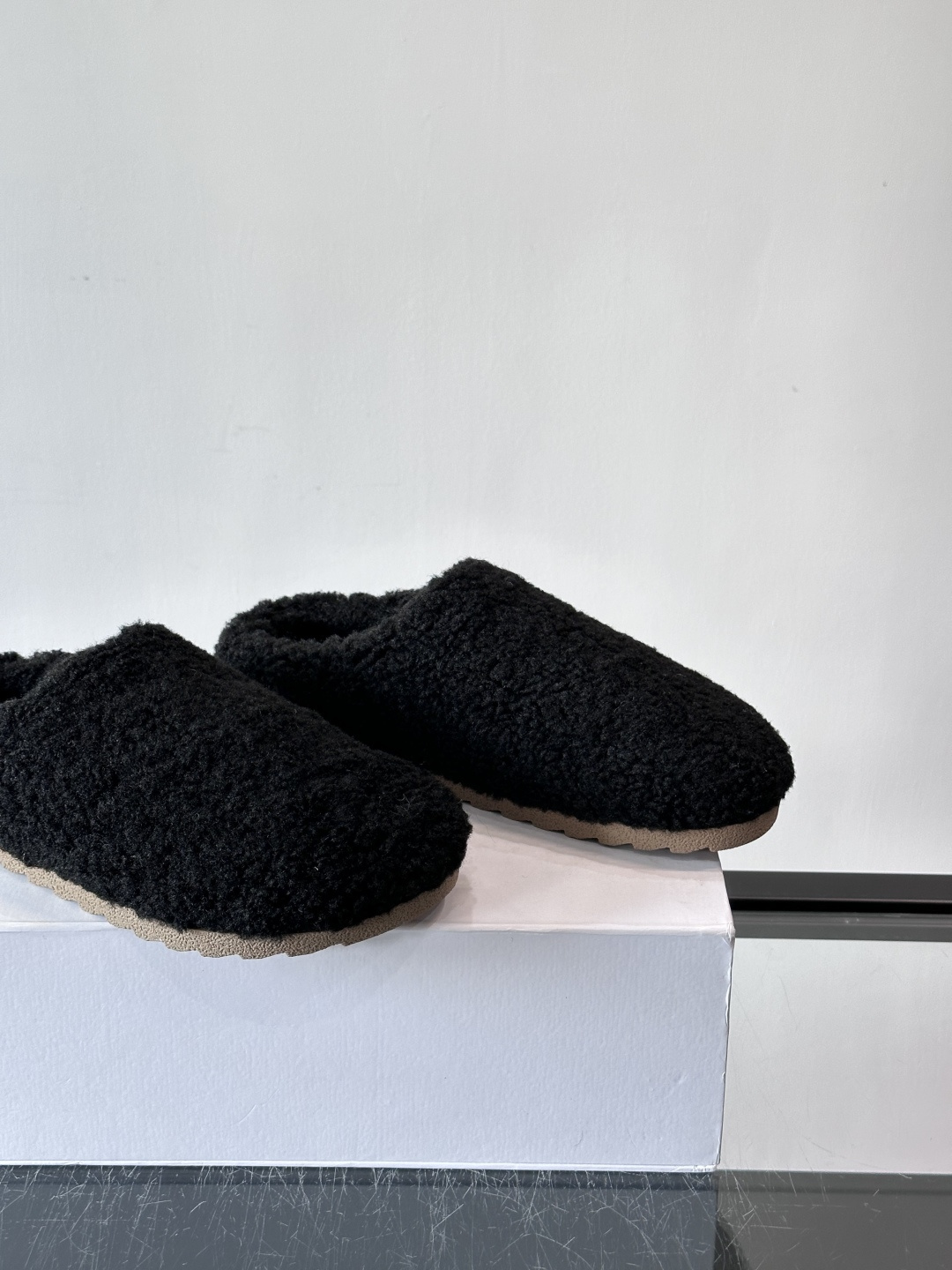 Alo Yoga情侣款👫羊羔毛拖鞋，柔软亲肤，保暖力满分，秋冬穿超舒服！包头设计防磨脚，厚底软弹，走路静