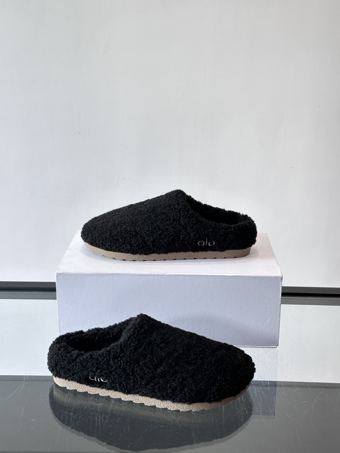 Alo Yoga情侣款👫羊羔毛拖鞋，柔软亲肤，保暖力满分，秋冬穿超舒服！包头设计防磨脚，厚底软弹，走路静