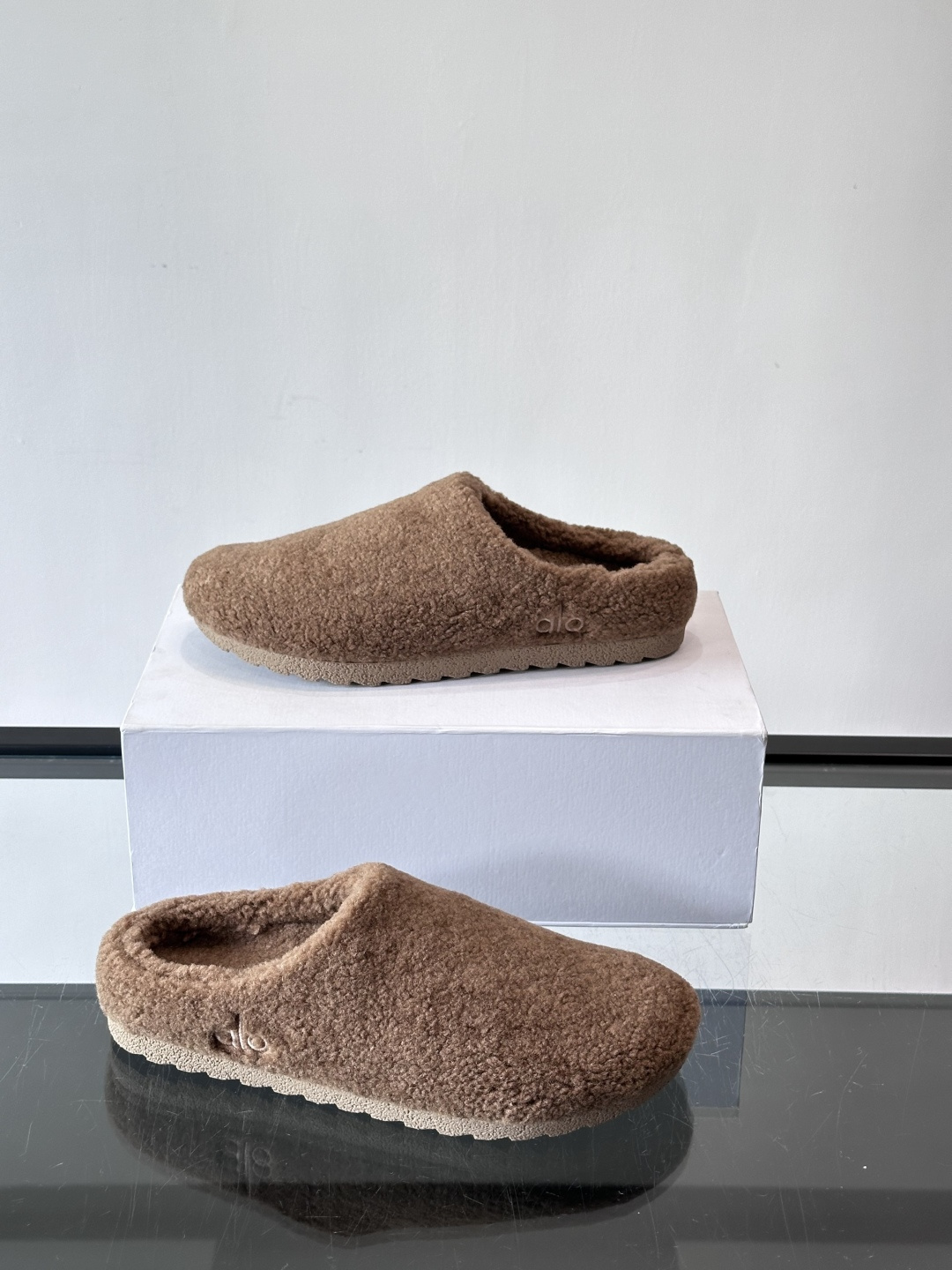 Alo Yoga情侣款👫羊羔毛拖鞋，柔软亲肤，保暖力满分，秋冬穿超舒服！包头设计防磨脚，厚底软弹，走路静