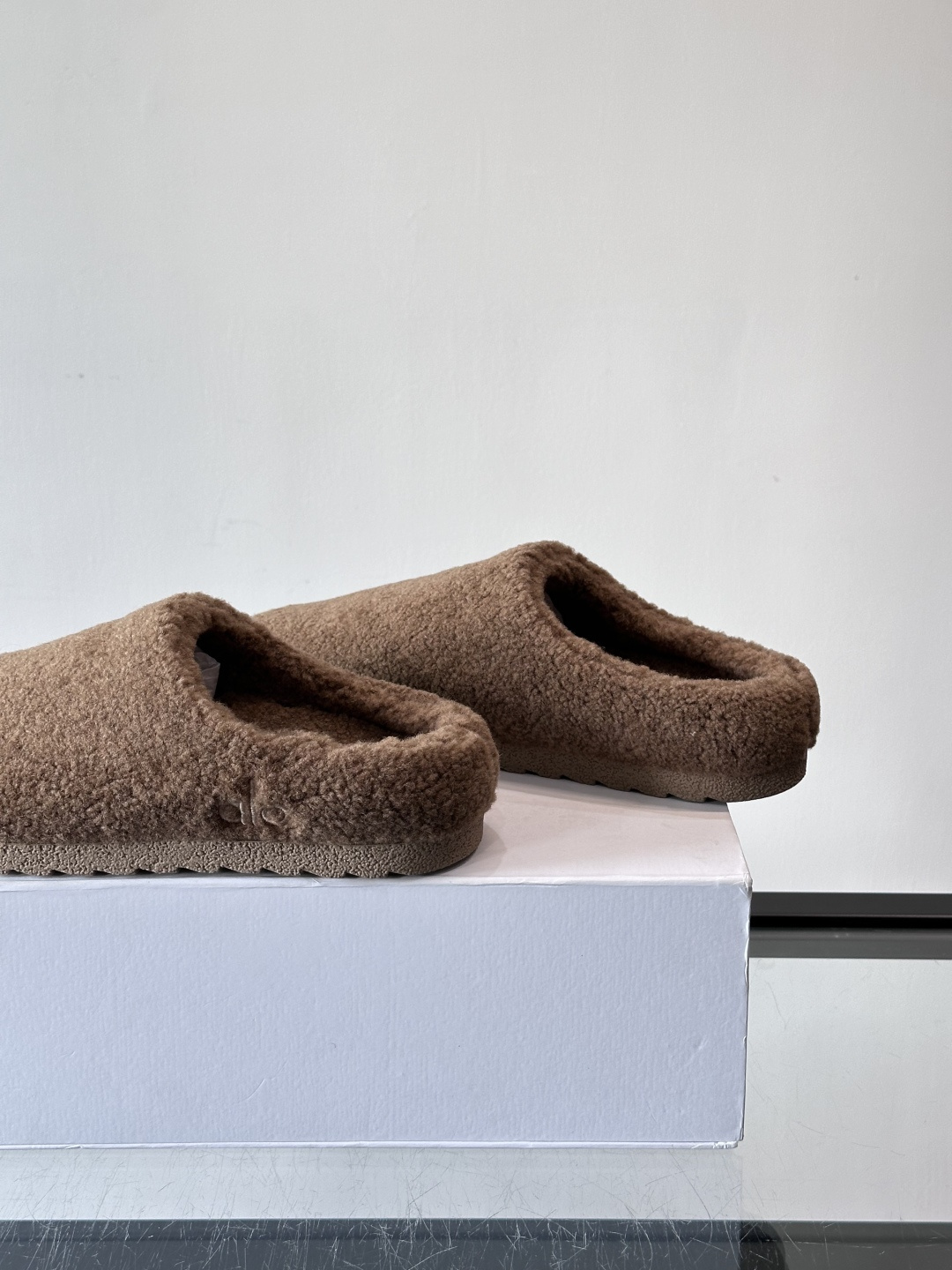 Alo Yoga情侣款👫羊羔毛拖鞋，柔软亲肤，保暖力满分，秋冬穿超舒服！包头设计防磨脚，厚底软弹，走路静