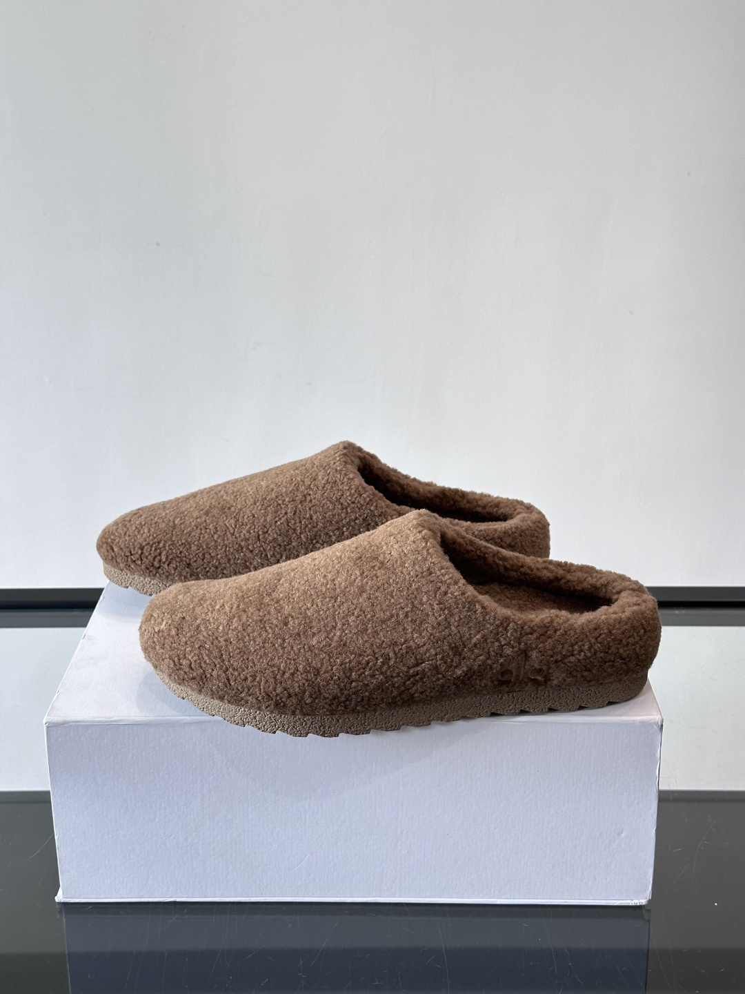 Alo Yoga情侣款👫羊羔毛拖鞋，柔软亲肤，保暖力满分，秋冬穿超舒服！包头设计防磨脚，厚底软弹，走路静