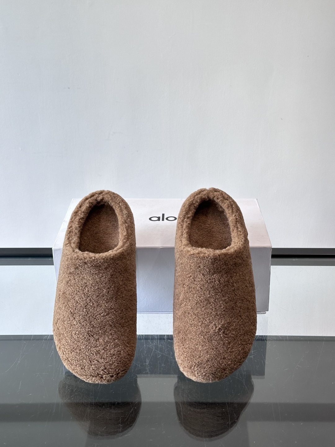 Alo Yoga情侣款👫羊羔毛拖鞋，柔软亲肤，保暖力满分，秋冬穿超舒服！包头设计防磨脚，厚底软弹，走路静