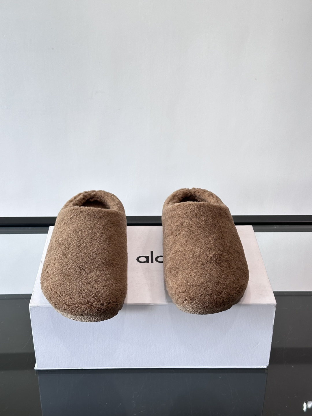 Alo Yoga情侣款👫羊羔毛拖鞋，柔软亲肤，保暖力满分，秋冬穿超舒服！包头设计防磨脚，厚底软弹，走路静