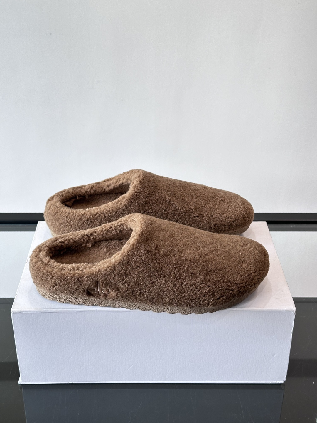 Alo Yoga情侣款👫羊羔毛拖鞋，柔软亲肤，保暖力满分，秋冬穿超舒服！包头设计防磨脚，厚底软弹，走路静