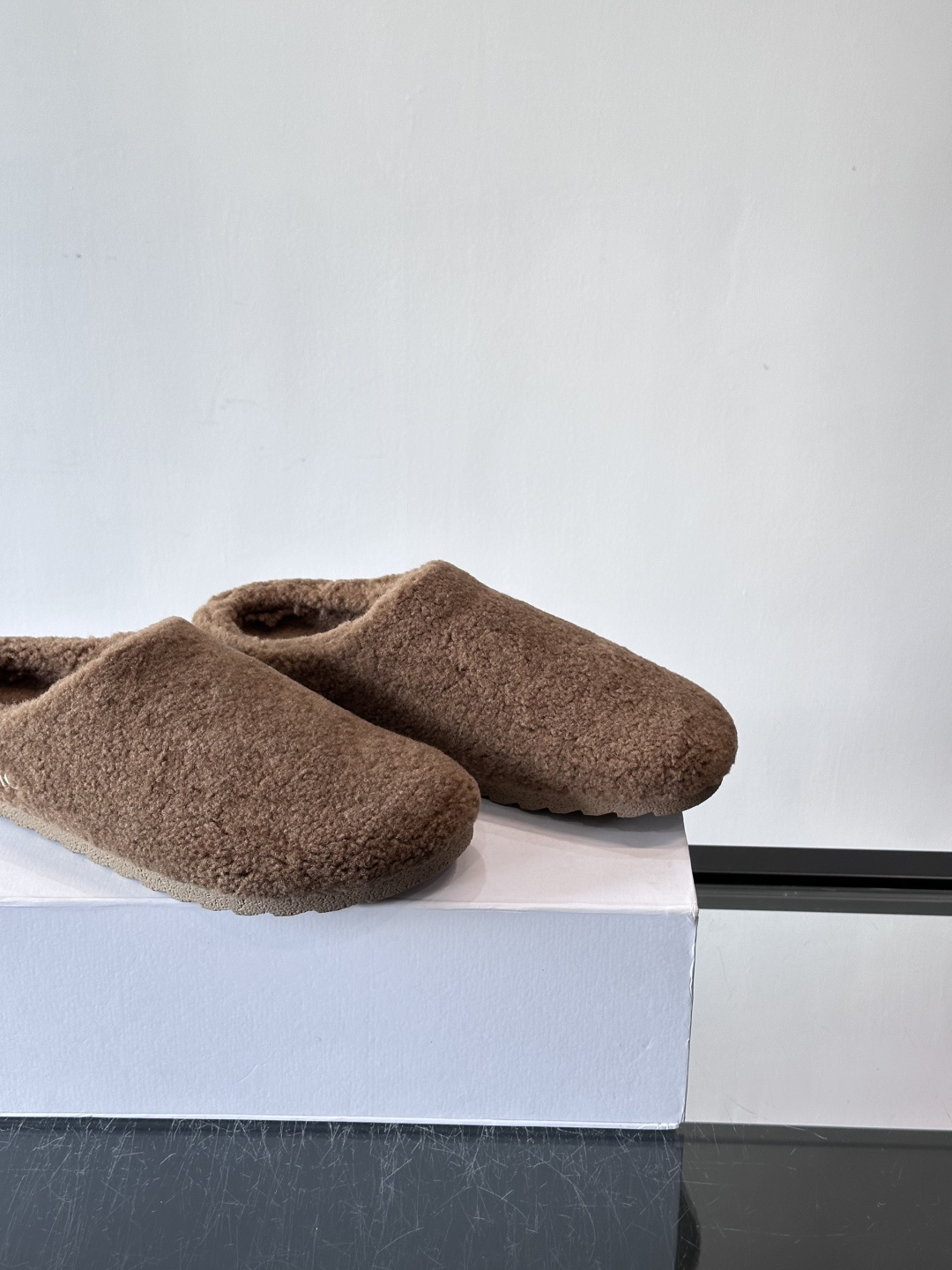 Alo Yoga情侣款👫羊羔毛拖鞋，柔软亲肤，保暖力满分，秋冬穿超舒服！包头设计防磨脚，厚底软弹，走路静