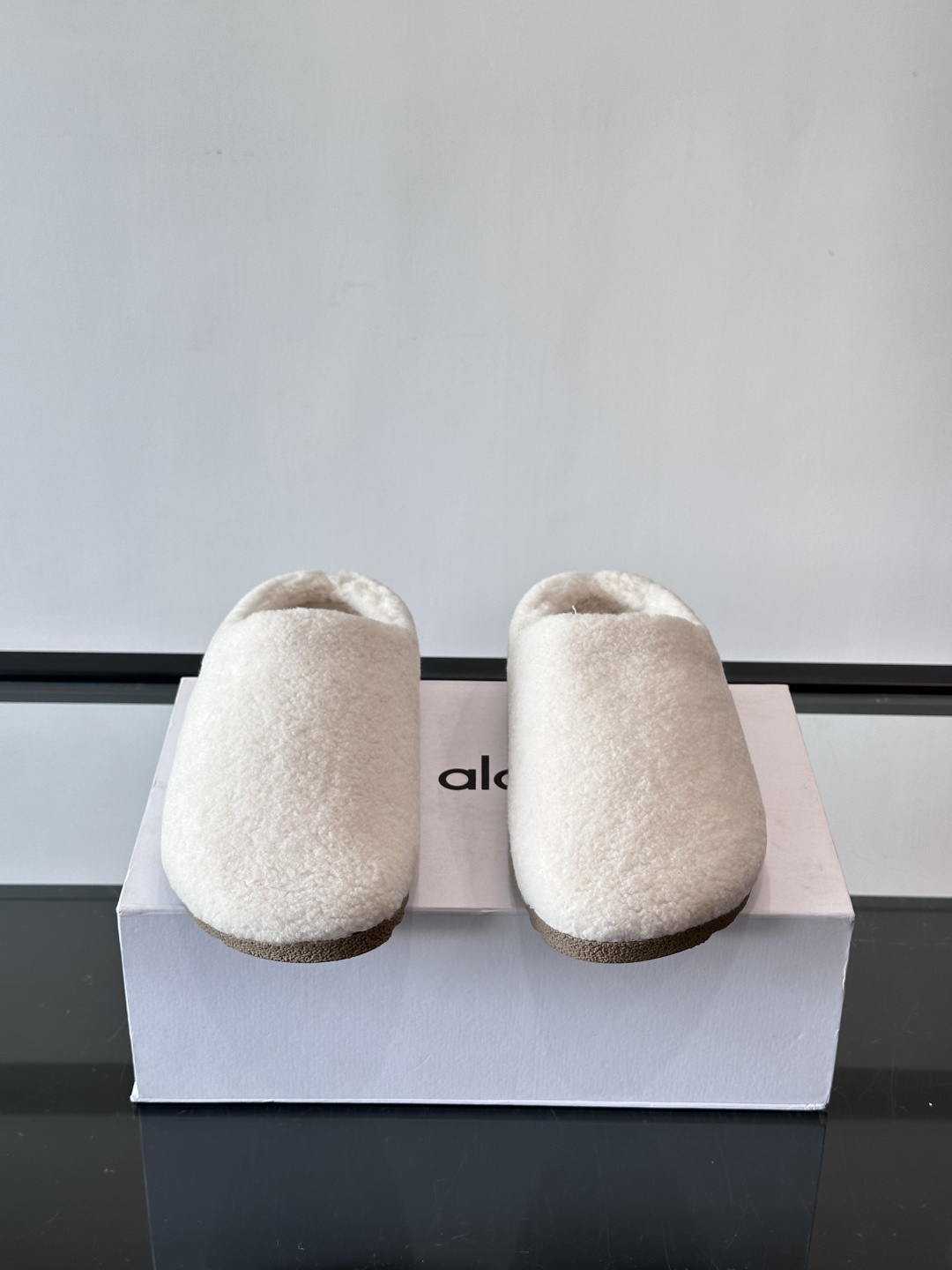 Alo Yoga情侣款👫羊羔毛拖鞋，柔软亲肤，保暖力满分，秋冬穿超舒服！包头设计防磨脚，厚底软弹，走路静