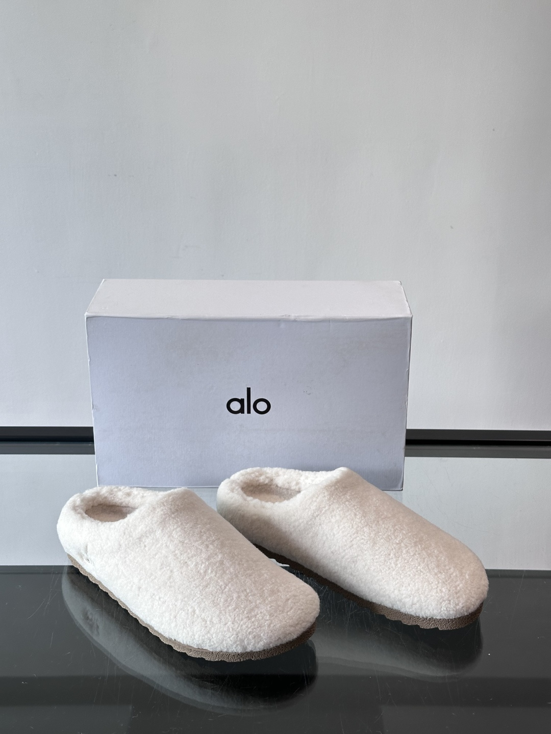 Alo Yoga情侣款👫羊羔毛拖鞋，柔软亲肤，保暖力满分，秋冬穿超舒服！包头设计防磨脚，厚底软弹，走路静