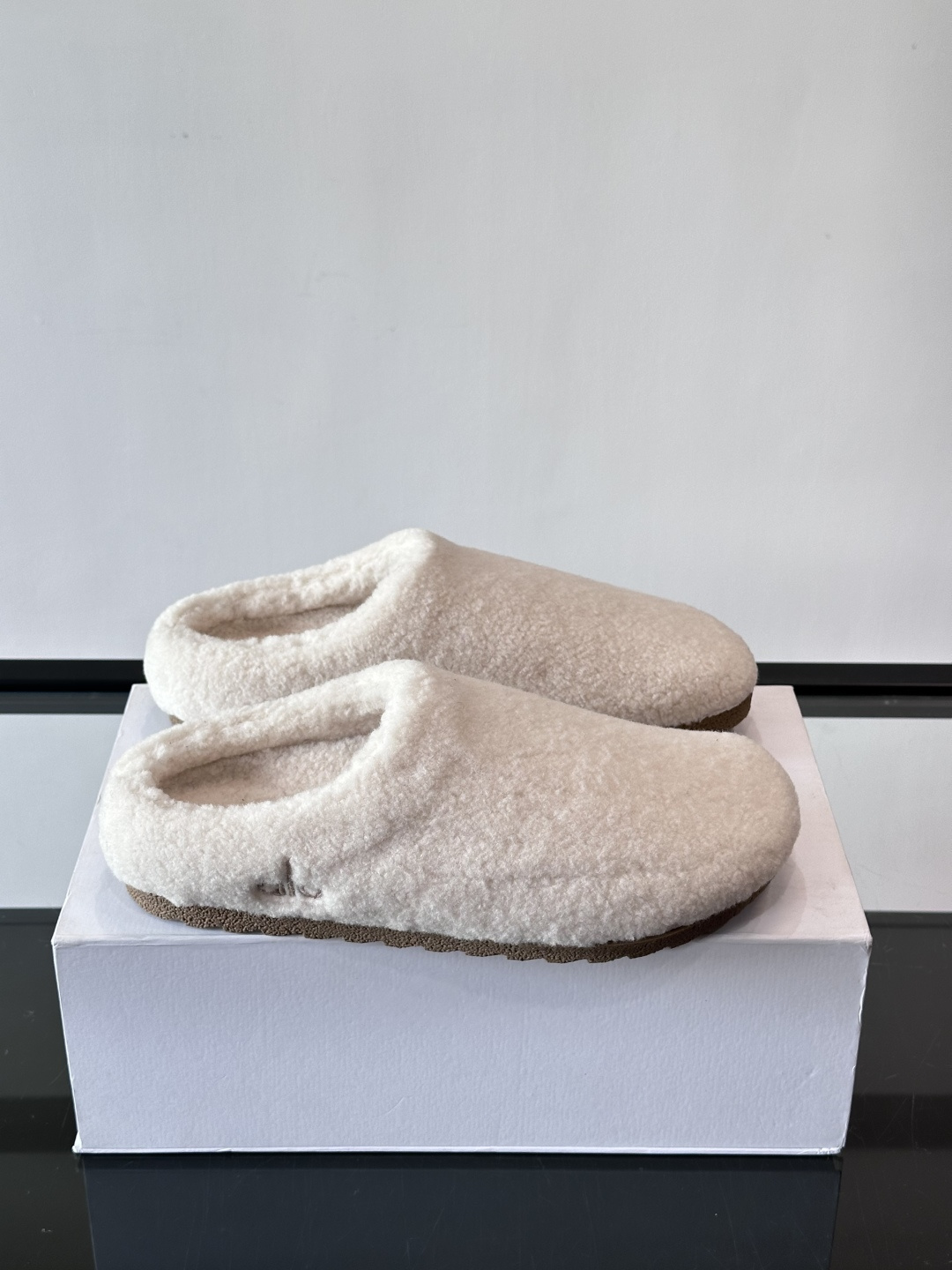 Alo Yoga情侣款👫羊羔毛拖鞋，柔软亲肤，保暖力满分，秋冬穿超舒服！包头设计防磨脚，厚底软弹，走路静