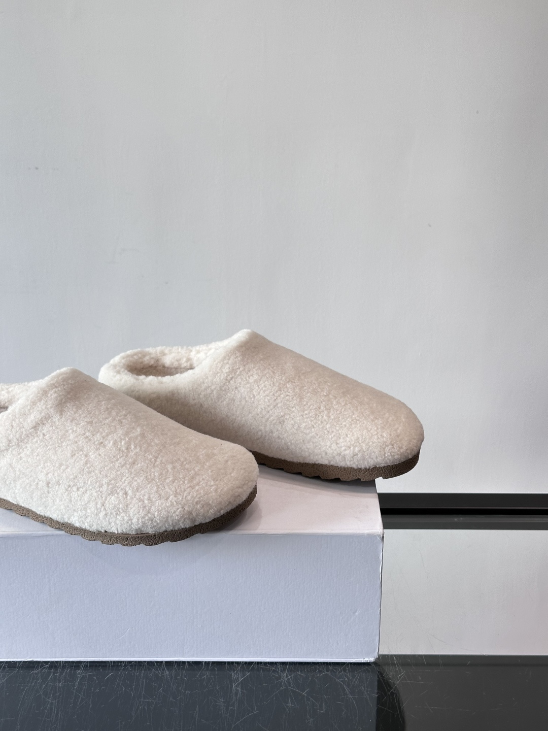 Alo Yoga情侣款👫羊羔毛拖鞋，柔软亲肤，保暖力满分，秋冬穿超舒服！包头设计防磨脚，厚底软弹，走路静