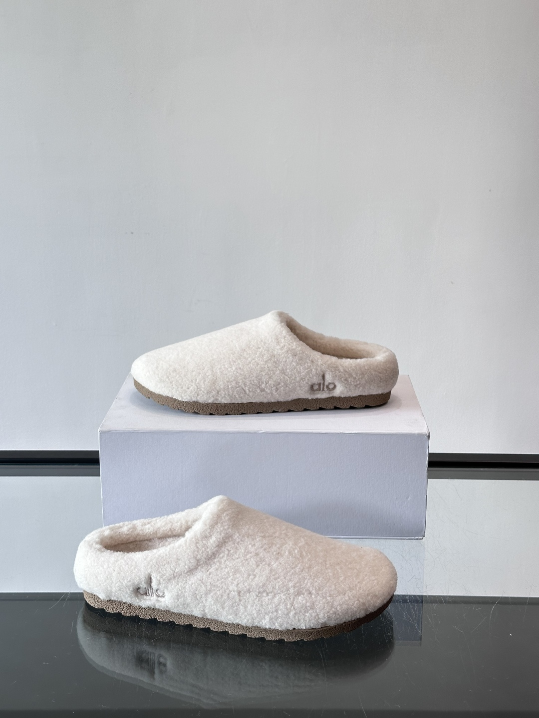 Alo Yoga情侣款👫羊羔毛拖鞋，柔软亲肤，保暖力满分，秋冬穿超舒服！包头设计防磨脚，厚底软弹，走路静