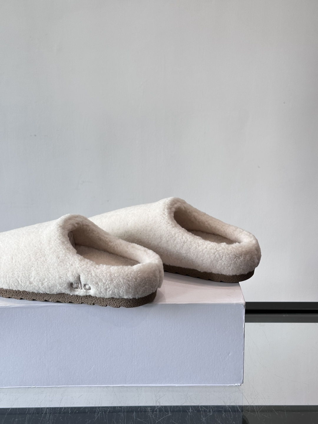 Alo Yoga情侣款👫羊羔毛拖鞋，柔软亲肤，保暖力满分，秋冬穿超舒服！包头设计防磨脚，厚底软弹，走路静