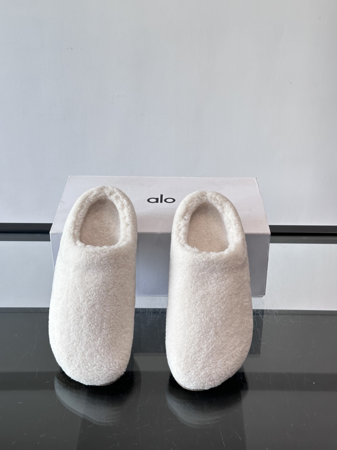 Alo Yoga情侣款👫羊羔毛拖鞋，柔软亲肤，保暖力满分，秋冬穿超舒服！包头设计防磨脚，厚底软弹，走路静