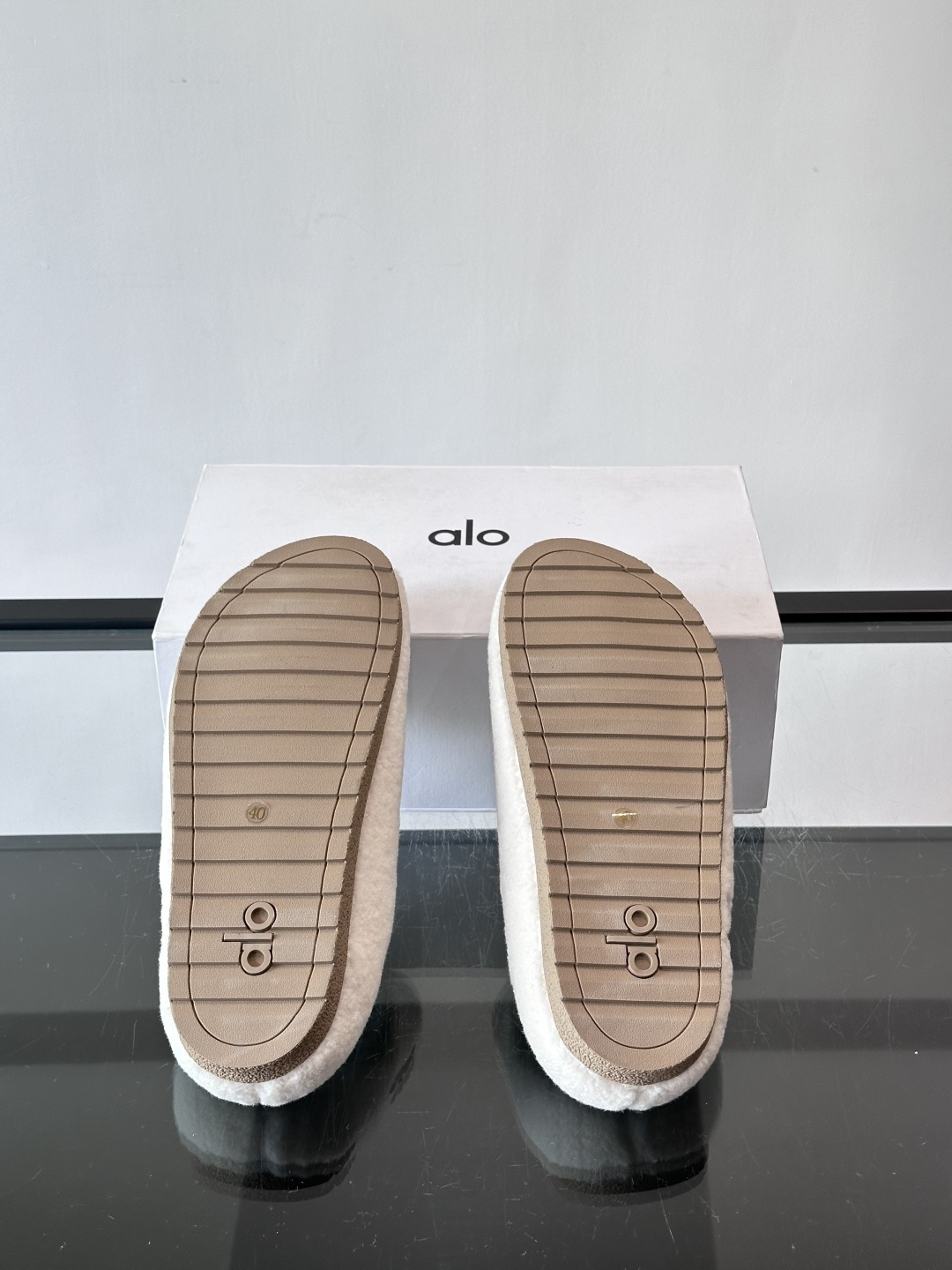 Alo Yoga情侣款👫羊羔毛拖鞋，柔软亲肤，保暖力满分，秋冬穿超舒服！包头设计防磨脚，厚底软弹，走路静