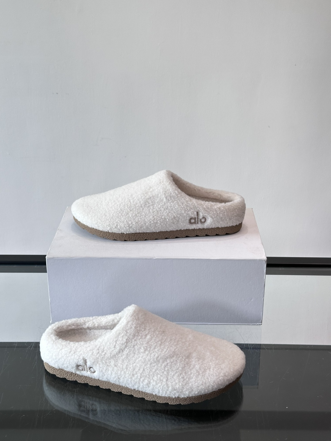 Alo Yoga情侣款👫羊羔毛拖鞋，柔软亲肤，保暖力满分，秋冬穿超舒服！包头设计防磨脚，厚底软弹，走路静