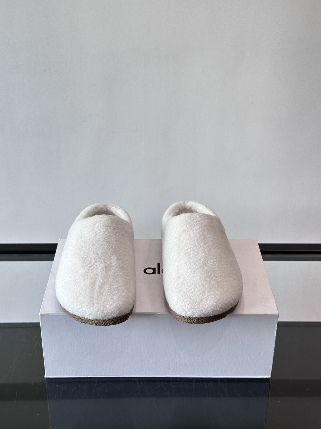 Alo Yoga情侣款👫羊羔毛拖鞋，柔软亲肤，保暖力满分，秋冬穿超舒服！包头设计防磨脚，厚底软弹，走路静