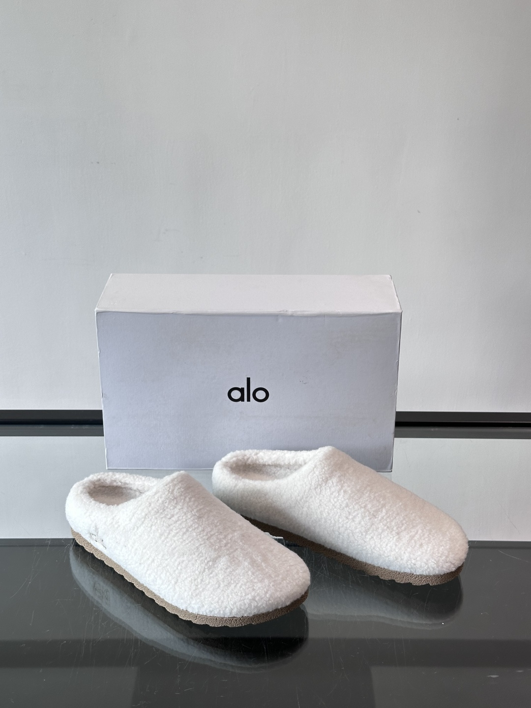 Alo Yoga情侣款👫羊羔毛拖鞋，柔软亲肤，保暖力满分，秋冬穿超舒服！包头设计防磨脚，厚底软弹，走路静
