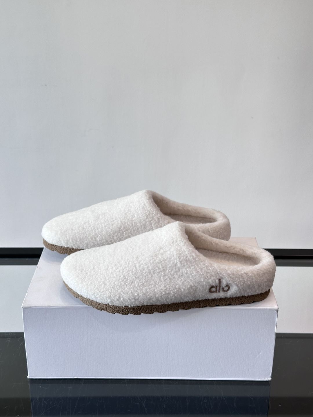 Alo Yoga情侣款👫羊羔毛拖鞋，柔软亲肤，保暖力满分，秋冬穿超舒服！包头设计防磨脚，厚底软弹，走路静