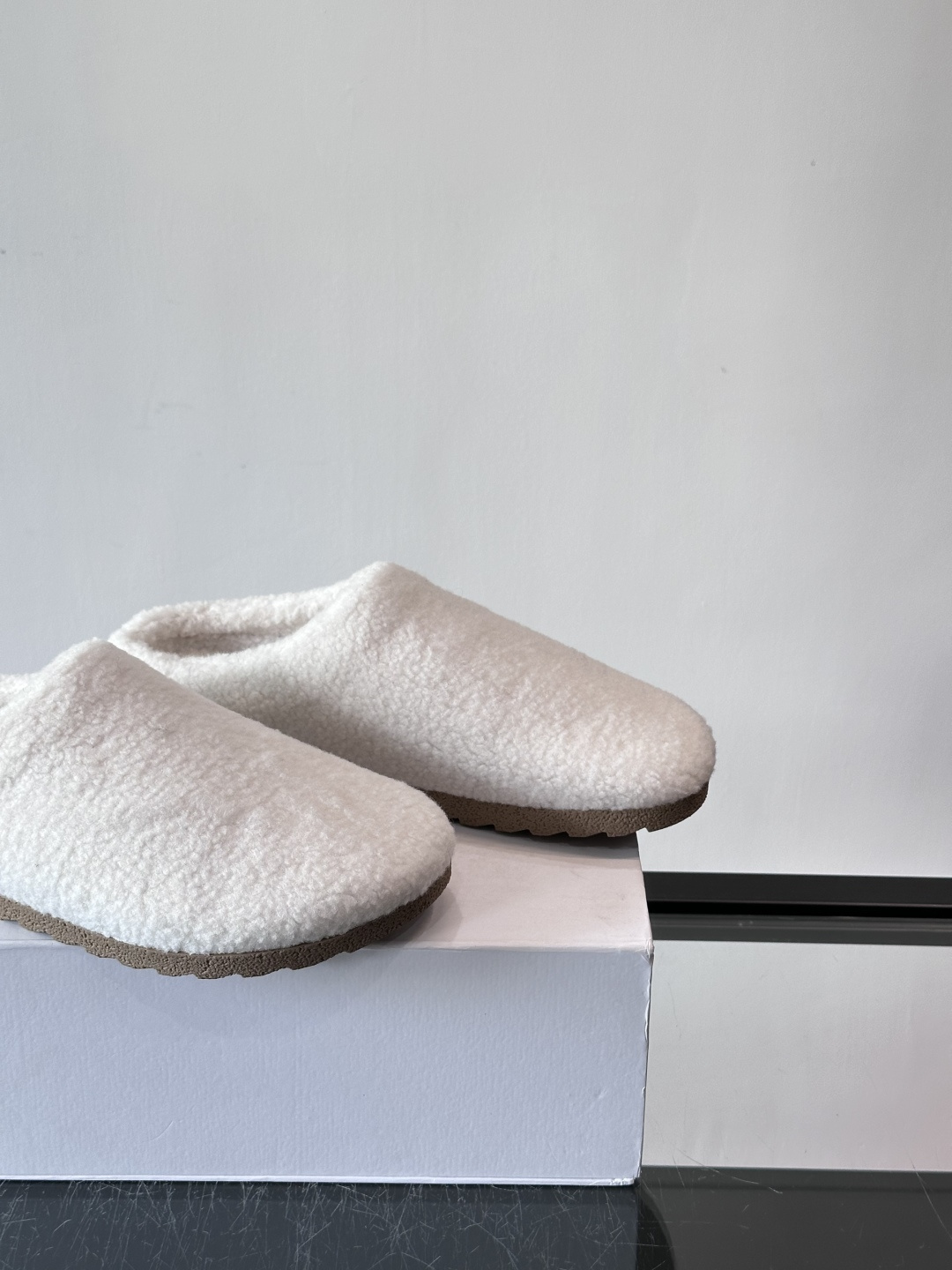 Alo Yoga情侣款👫羊羔毛拖鞋，柔软亲肤，保暖力满分，秋冬穿超舒服！包头设计防磨脚，厚底软弹，走路静