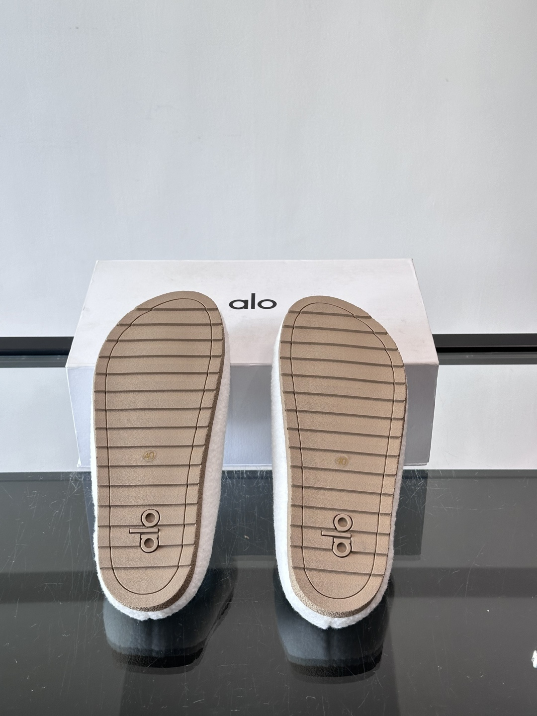 Alo Yoga情侣款👫羊羔毛拖鞋，柔软亲肤，保暖力满分，秋冬穿超舒服！包头设计防磨脚，厚底软弹，走路静