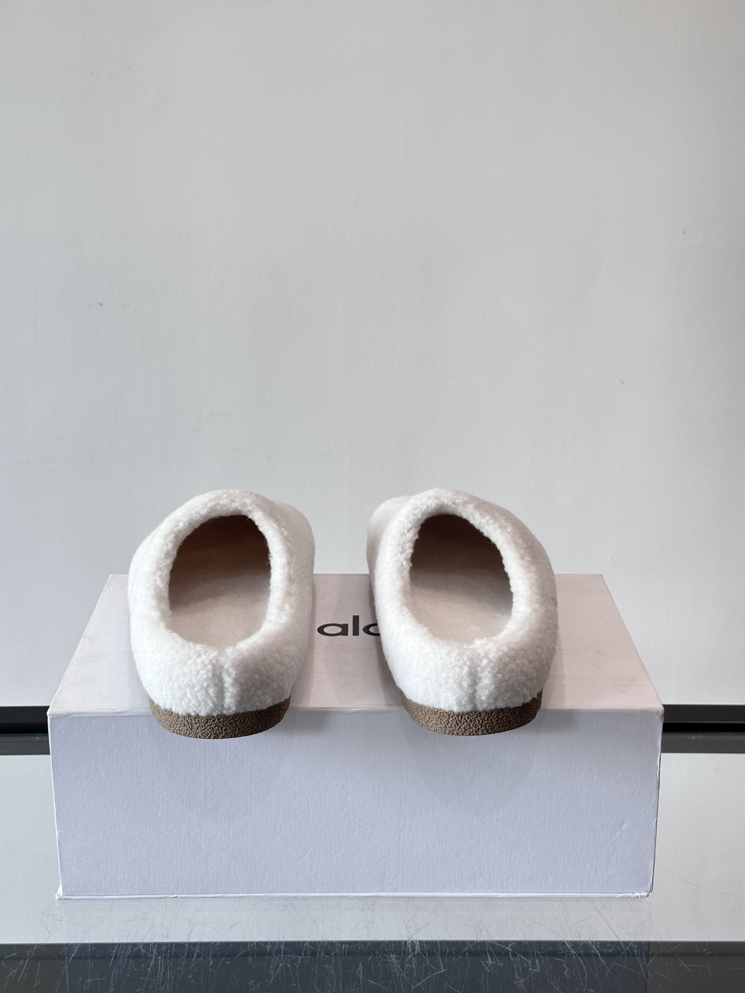 Alo Yoga情侣款👫羊羔毛拖鞋，柔软亲肤，保暖力满分，秋冬穿超舒服！包头设计防磨脚，厚底软弹，走路静