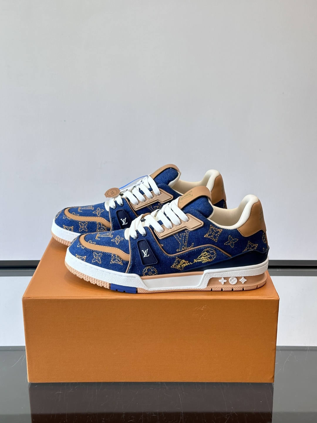 驴家 新配色 trainer运动鞋，本款 LV Trainer 运动鞋取材柔软粒面小牛皮，呈现纯净色调，