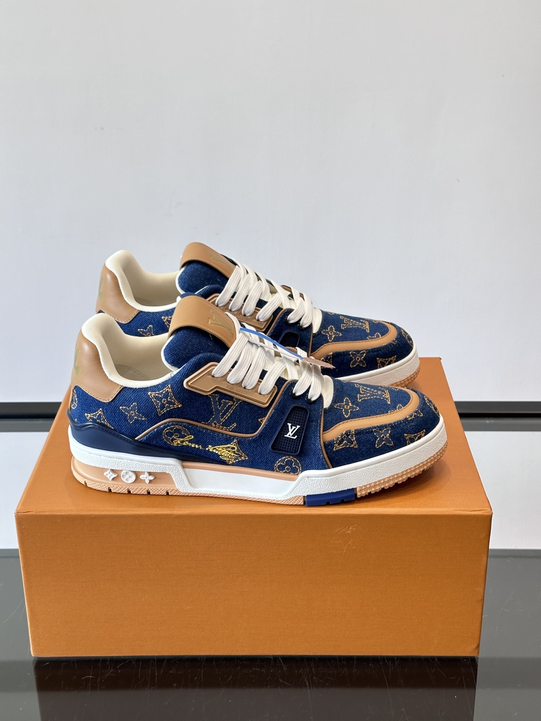 驴家 新配色 trainer运动鞋，本款 LV Trainer 运动鞋取材柔软粒面小牛皮，呈现纯净色调，