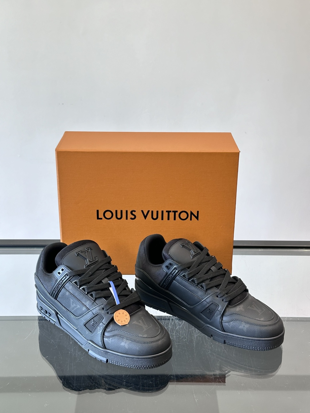 驴家 新配色 trainer运动鞋，本款 LV Trainer 运动鞋取材柔软粒面小牛皮，呈现纯净色调，