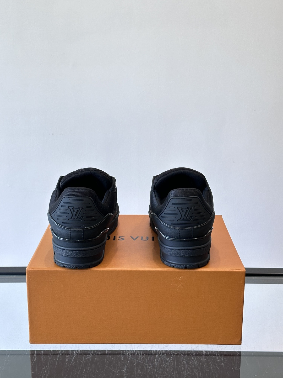 驴家 新配色 trainer运动鞋，本款 LV Trainer 运动鞋取材柔软粒面小牛皮，呈现纯净色调，