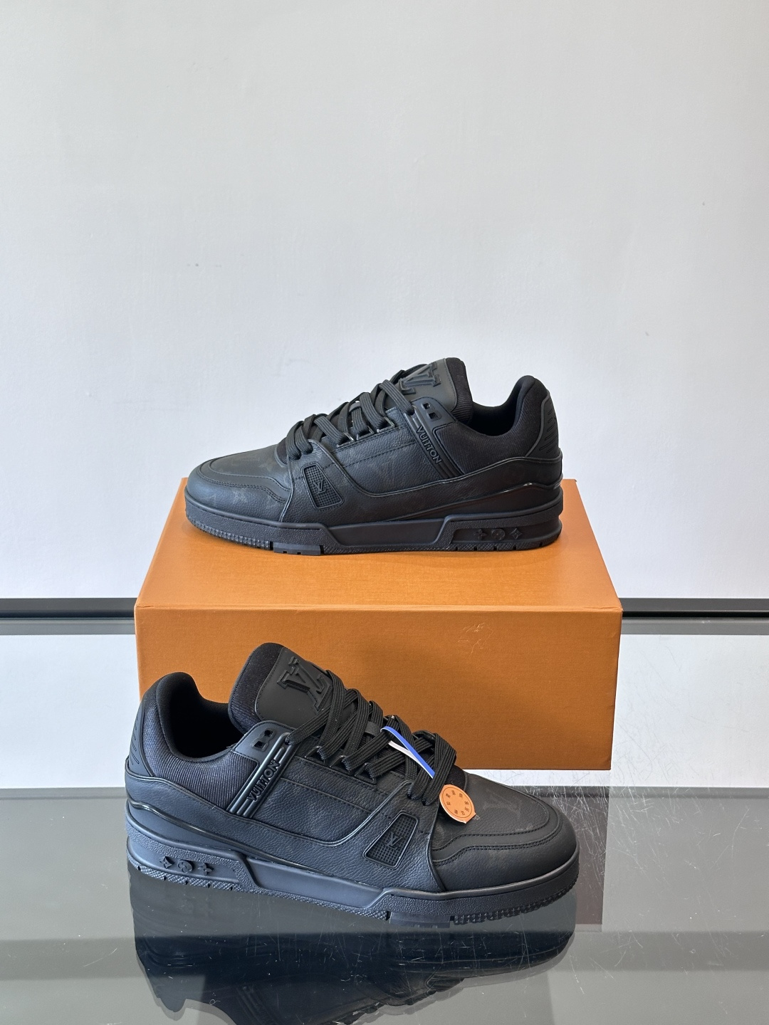 驴家 新配色 trainer运动鞋，本款 LV Trainer 运动鞋取材柔软粒面小牛皮，呈现纯净色调，