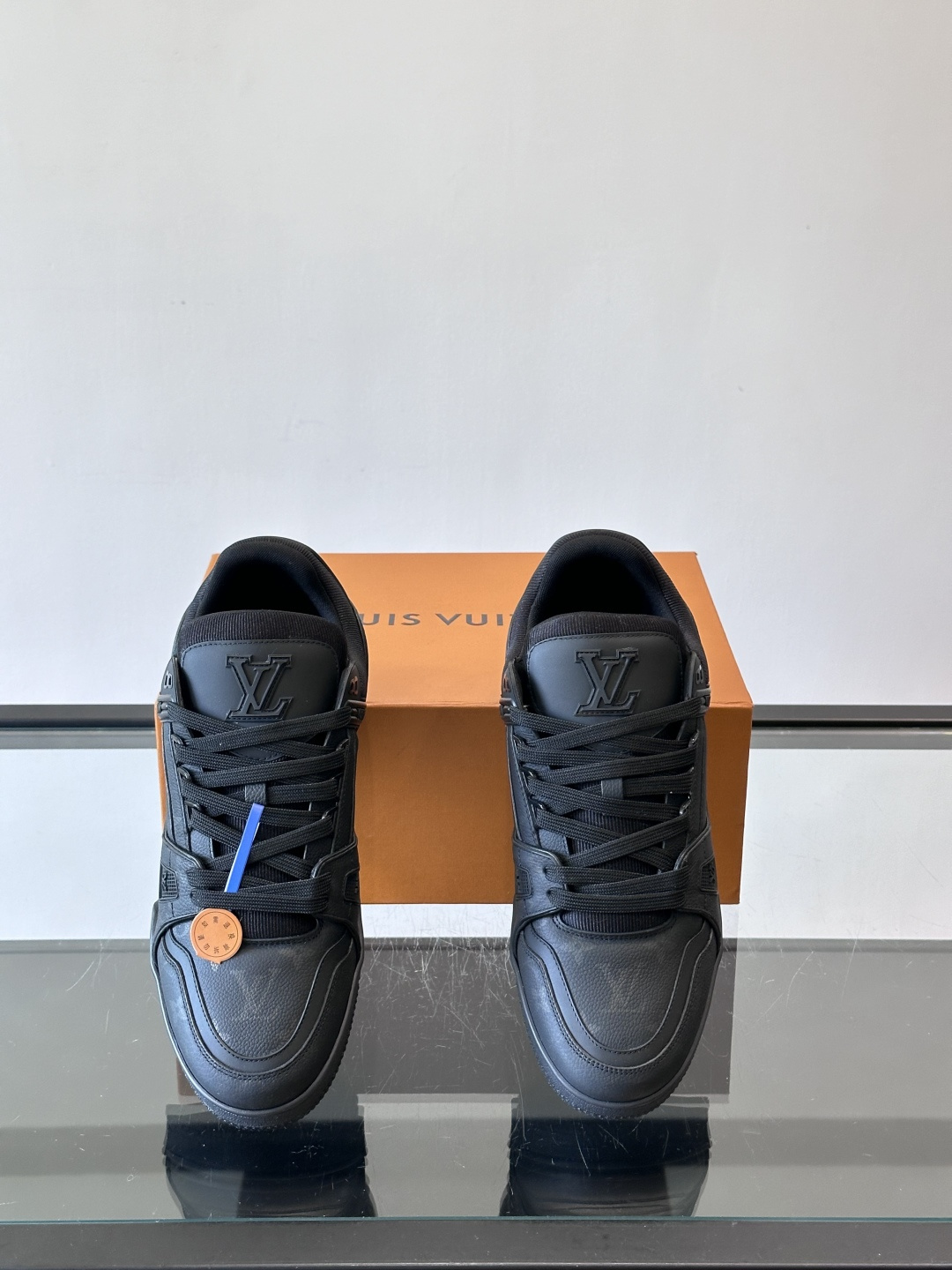 驴家 新配色 trainer运动鞋，本款 LV Trainer 运动鞋取材柔软粒面小牛皮，呈现纯净色调，